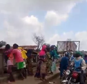 Suspected thief and two young men who chased him feared drowned after jumping into Kwara river (video)