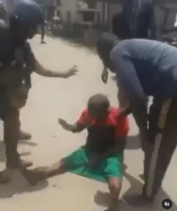 Old woman pushes back at security operatives trying to take her away for wearing a Biafran outfit (video)