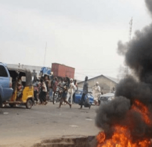 Alleged phone thieves set ablaze in Anambra