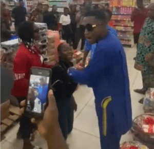 Woman in tears as she proposes to her boyfriend in a crowded mall and he rejected her proposal (video)